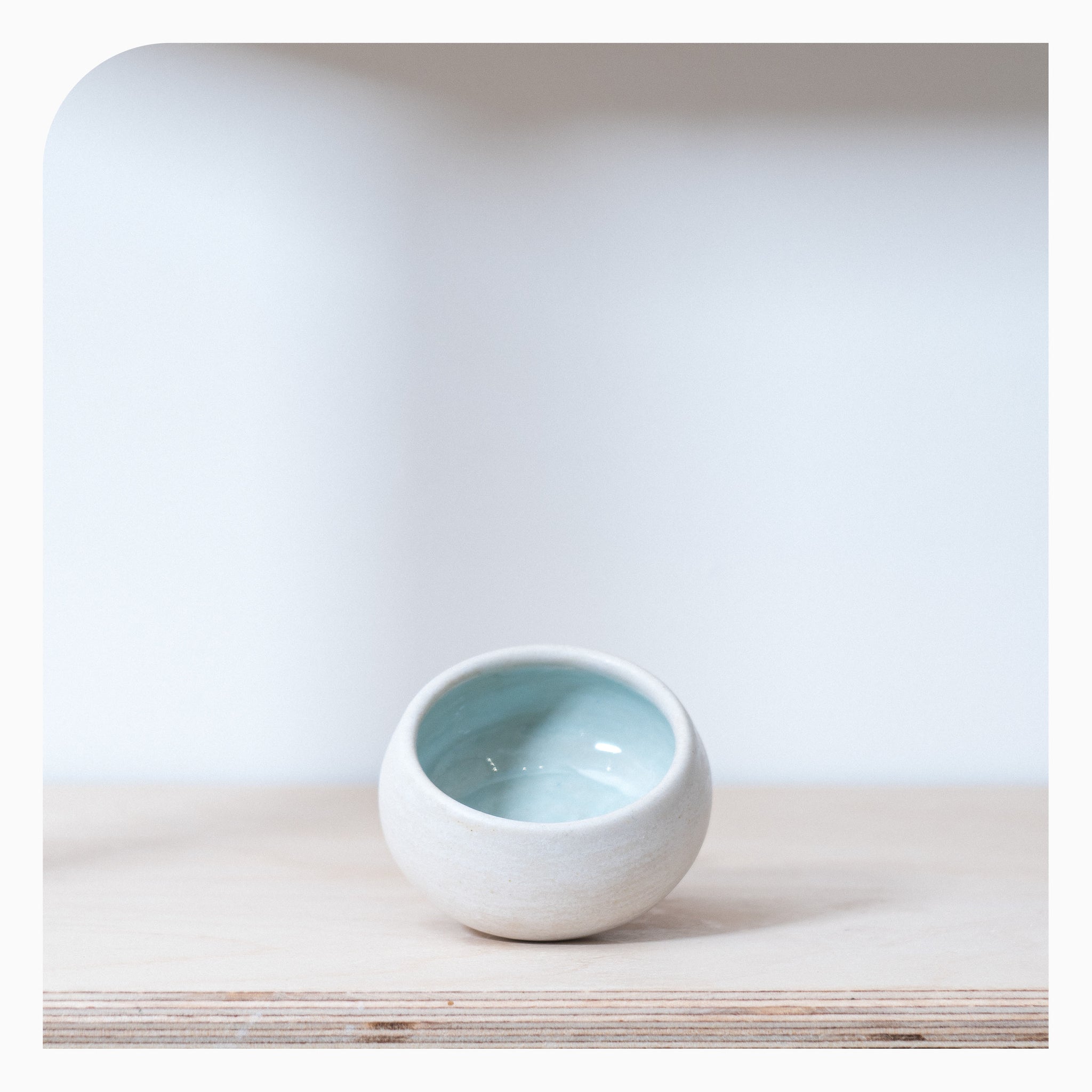 Ali Bradley Small Trinket Pot - White & Gloss Blue internal